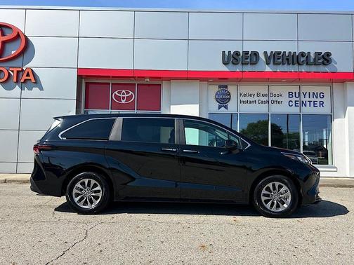 Midnight Black Metallic 2025 Toyota Sienna XLE