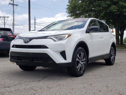 Super White 2018 Toyota RAV4 LE