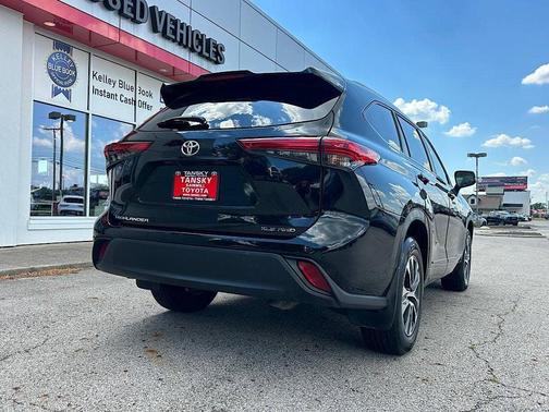 Midnight Black Metallic 2023 Toyota Highlander XLE