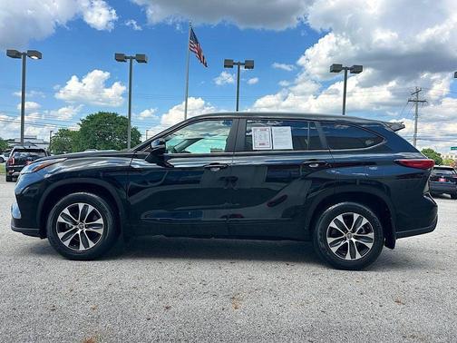 Midnight Black Metallic 2023 Toyota Highlander XLE