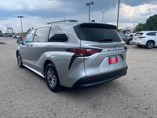 2022 Toyota Sienna LE