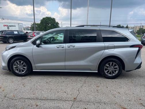 2022 Toyota Sienna LE