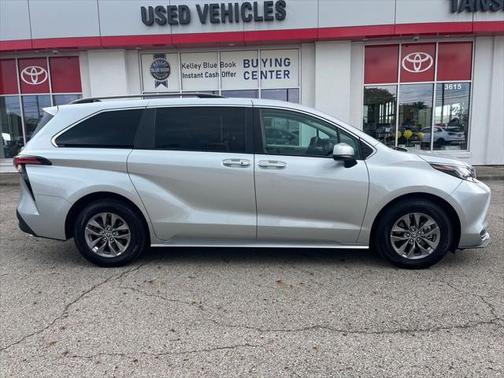 2022 Toyota Sienna LE