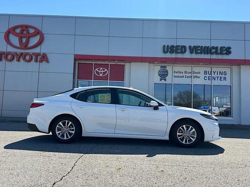 Ice 2025 Toyota Camry LE