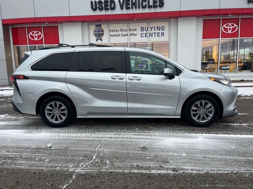 2023 Toyota Sienna XLE