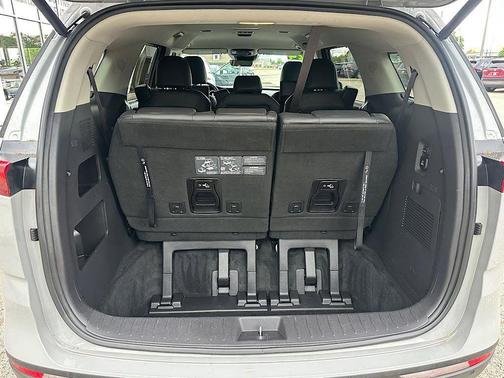 Ceramic Silver 2024 Kia Carnival SX