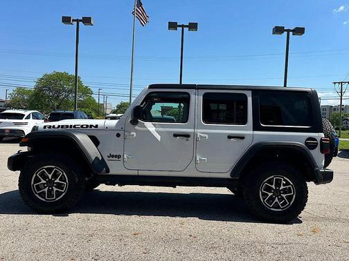 Bright White Clearcoat 2024 Jeep Wrangler Rubicon