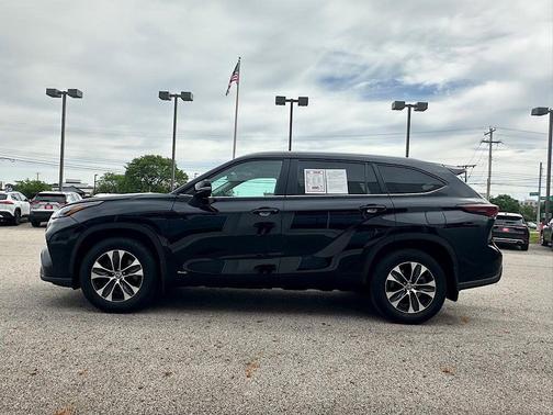 Midnight Black 2024 Toyota Highlander Hybrid XLE