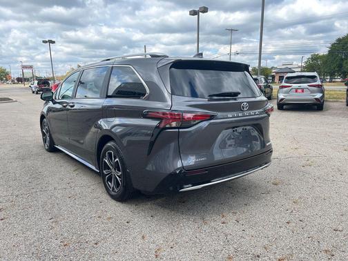 2025 Toyota Sienna Platinum 7 Passenger