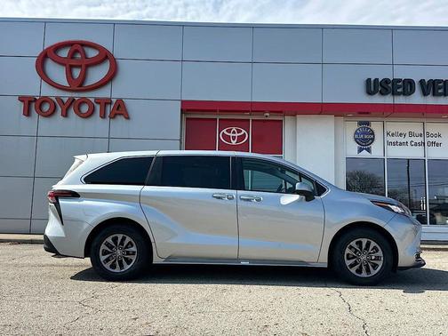 Celestial Silver Metallic 2022 Toyota Sienna XLE