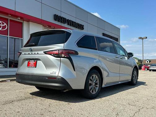 Celestial Silver Metallic 2022 Toyota Sienna XLE