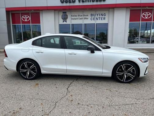 2022 Volvo S60 Recharge Plug-In Hybrid T8 R-Design Expression