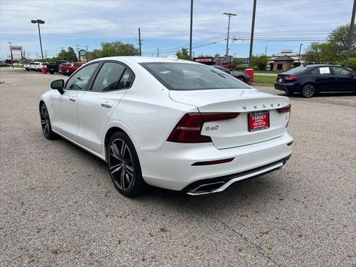 2022 Volvo S60 Recharge Plug-In Hybrid T8 R-Design Expression