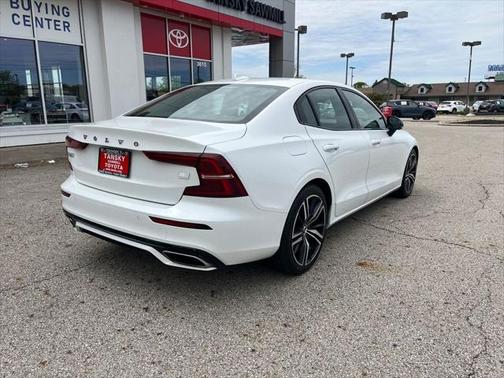2022 Volvo S60 Recharge Plug-In Hybrid T8 R-Design Expression