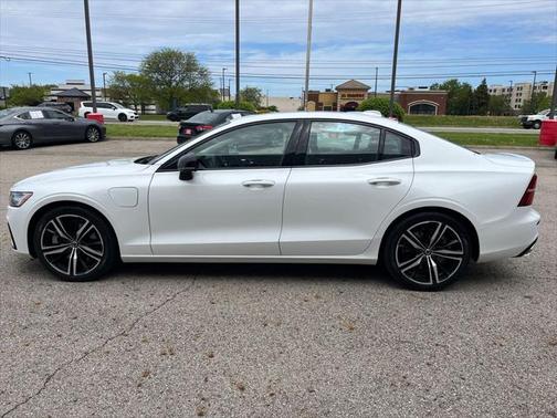 2022 Volvo S60 Recharge Plug-In Hybrid T8 R-Design Expression