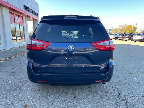 2020 Toyota Sienna XLE