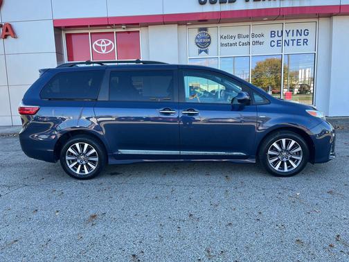 2020 Toyota Sienna XLE