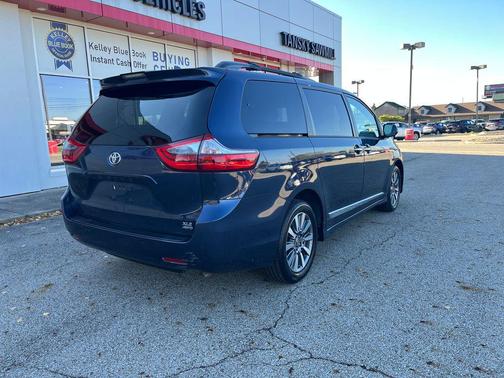 2020 Toyota Sienna XLE