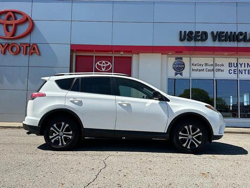 Super White 2016 Toyota RAV4 LE