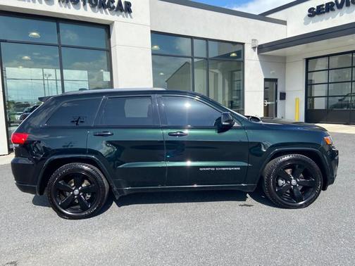 Photo 2 of 16 of 2014 Jeep Grand Cherokee Overland