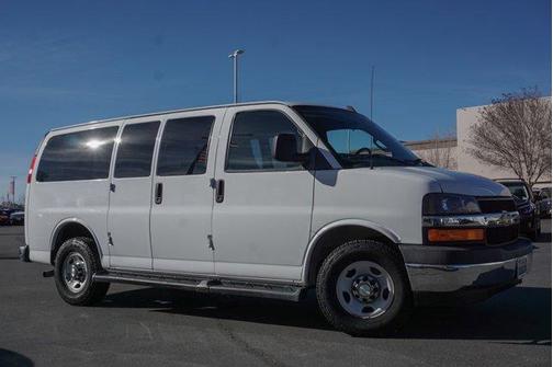Photo 4 of 18 of 2017 Chevrolet Express 2500 LT