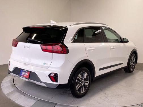Snow White Pearl 2022 Kia Niro LXS