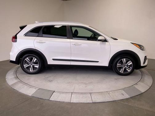Snow White Pearl 2022 Kia Niro LXS