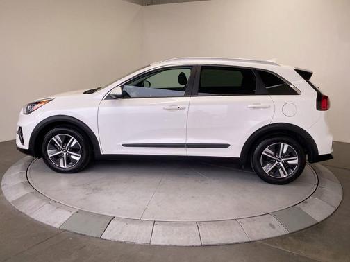 Snow White Pearl 2022 Kia Niro LXS