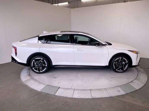 Snow White Pearl 2026 Kia K4 GT-Line