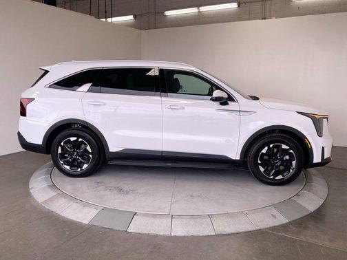 Glacial White Pearl 2026 Kia Sorento S