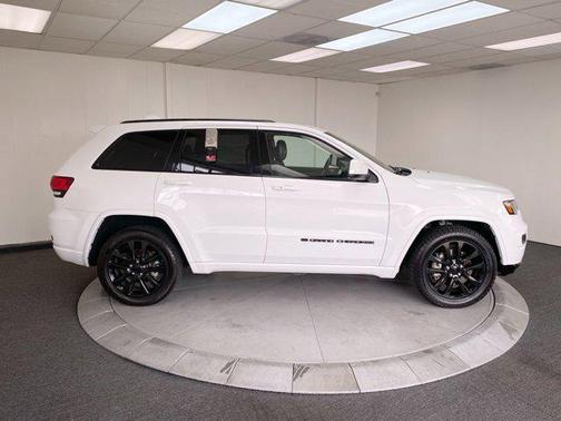 2022 Jeep Grand Cherokee Laredo