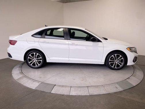Pure White 2022 Volkswagen Jetta 1.5T Sport
