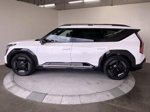 Glacial White Pearl 2026 Kia EV9 GT-Line