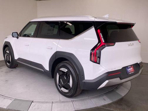 Glacial White Pearl 2026 Kia EV9 Wind