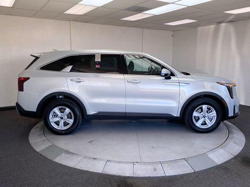 Ivory Silver 2026 Kia Sorento LX