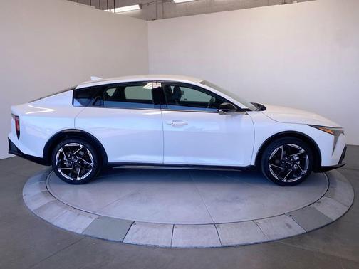 Snow White Pearl 2025 Kia K4 GT-Line