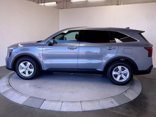 Everlasting Silver 2025 Kia Sorento LX