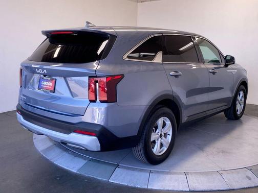 Everlasting Silver 2025 Kia Sorento LX