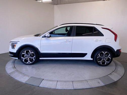 Snow White Pearl 2025 Kia Niro Touring