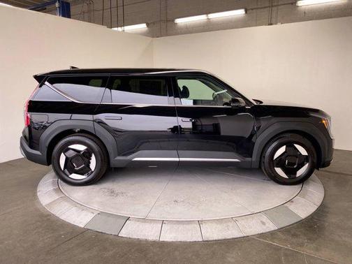 Ebony Black 2026 Kia EV9 Light Long Range