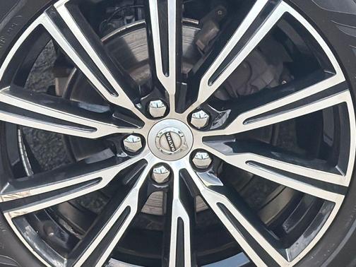 Crystal White Metallic 2018 Volvo XC60 T5 Inscription
