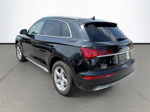 Mythos Black Metallic 2022 Audi Q5 40 Premium