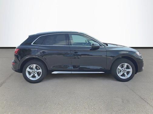 Mythos Black Metallic 2022 Audi Q5 40 Premium