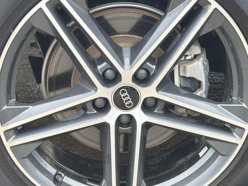 Florett Silver Metallic 2023 Audi Q5 e 55 S line Premium Plus