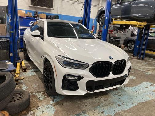 Mineral White Metallic 2021 BMW X6 xDrive40i