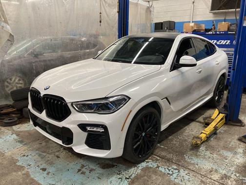 Mineral White Metallic 2021 BMW X6 xDrive40i