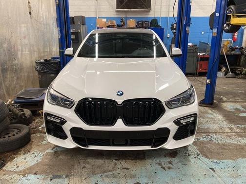 Mineral White Metallic 2021 BMW X6 xDrive40i