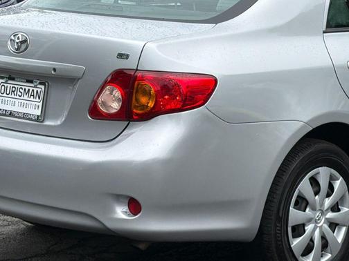 Classic Silver Metallic 2009 Toyota Corolla LE