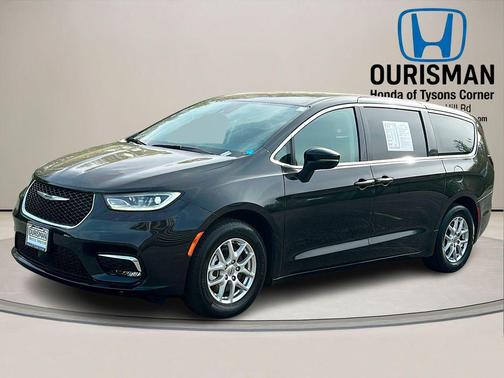 Brilliant Black Crystal Pearlcoat 2023 Chrysler Pacifica Touring L