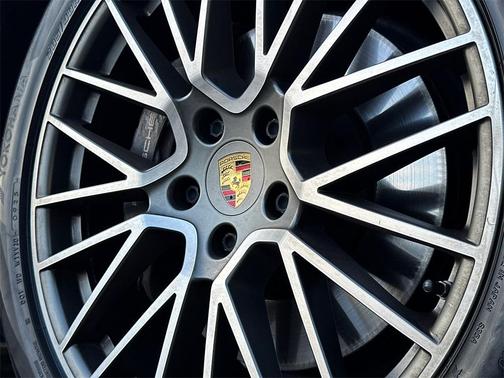 2023 Porsche Cayenne Platinum Edition